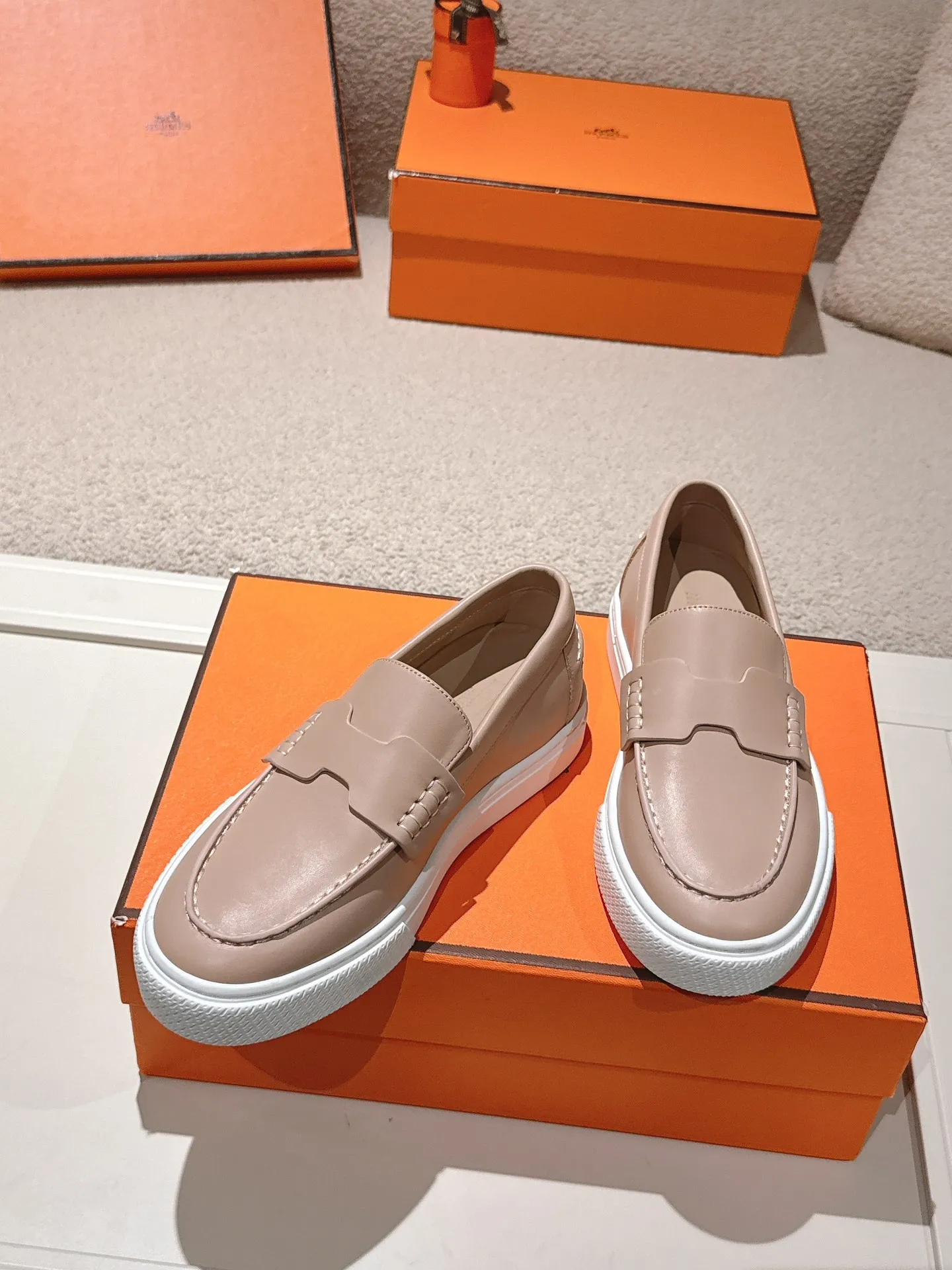 Men's men's shoes P620! Hermes# Thick Sole Couple Loafers These lace-up free sneakers in calfskin and washed denim feature signature "H" details. The design is simple and smooth, creating a fashionable urban look. It is comfortable and versatile. H family classics are not outdated, and the delivery counter is beautifully packaged🛍📦 Fabric: Original customized washed denim/first-layer cowhide Lining: Imported soft sheepskin Sole: Original open-molded anti-slip TPU material Size: 35-45
